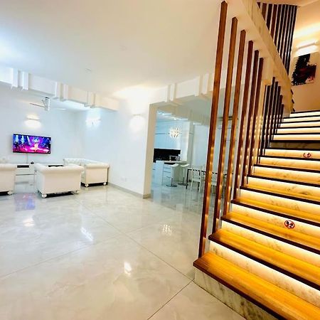 White House Sky View Theatre Villa In Gachibowli エクステリア 写真