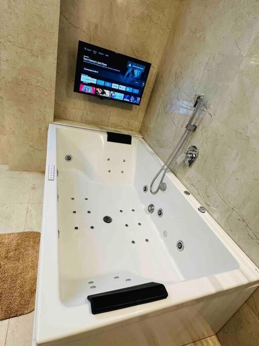 White House Sky View Theatre Villa In Gachibowli エクステリア 写真