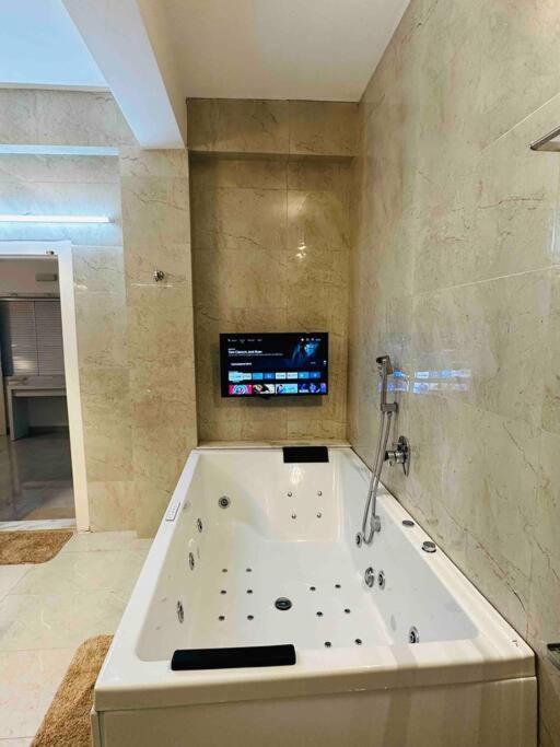 White House Sky View Theatre Villa In Gachibowli エクステリア 写真
