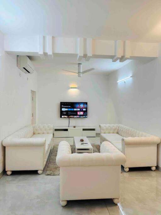 White House Sky View Theatre Villa In Gachibowli エクステリア 写真
