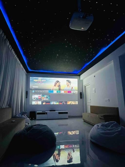 White House Sky View Theatre Villa In Gachibowli エクステリア 写真