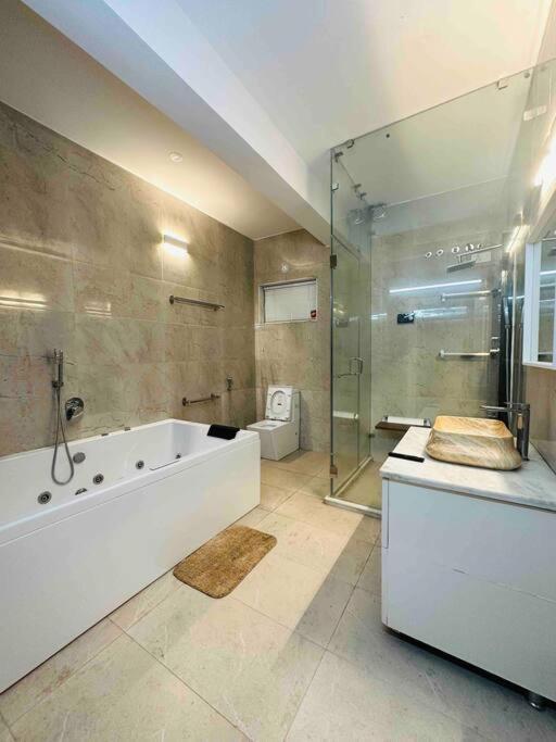 White House Sky View Theatre Villa In Gachibowli エクステリア 写真